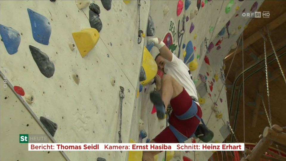 Screenshot eines Beitrags aus Steiermark heute. Ein einarmiger Mann klettert auf einer Kletterwand in einer Halle.
