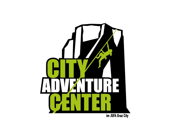 Das Logo des City Adventure Centers: Im Hintergrund ein Felsen in  schwarz-weiß, davor steht in sehr großen hellgrünen Blockbuchstaben das Wort "City", darunter in der gleichen Schrift aber in weiß das Wort "Adventure" und darunter wieder in hellgrün in der gleichen Schrift das Wort "Center". Unter dem Felsen steht in kleiner schwarzer Schrift "im JUFA Graz City". Über die Schrift und den Felsen spannt sich diagonal von links unten nach rechts oben ein hellgrünes Seil an dem eine ebenfalls hellgrüne Kletterin mit Pferdeschwanz nach oben klettert.