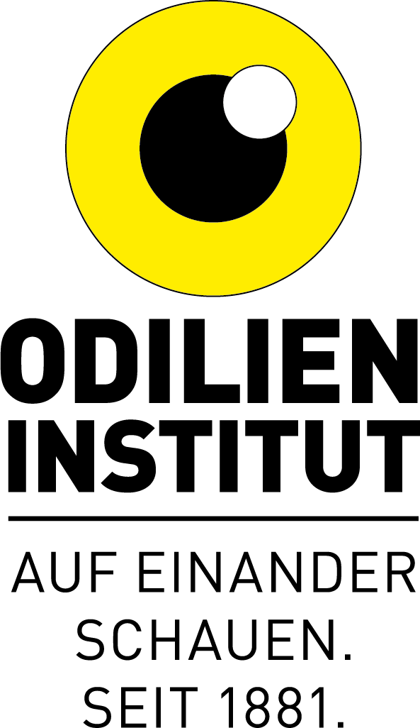 Das Logo des Odilien-Instituts: Ein gelbes kreisrundes Auge mit schwarzer Pupille und kleinem weißen Lichtfleck oben rechts in der Pupille. Darunter der Schriftzug "Odilien Institut" in schwarzen Blockuchstaben, darunter eine waagrechte schwarze Linie unter der der Schriftzug "Aufeinander schauen. Seit 1881" in schwarz steht.