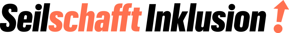Das Logo der „Seilschafft Inklusion!“:Der Schriftzug „Seilschafft Inklusion!“ in Verbindung mit einem pfeilartigen Rufzeichen. Der Wortteil "schafft" und das Rufzeichen sind orange, die restliche Schrift schwarz.
