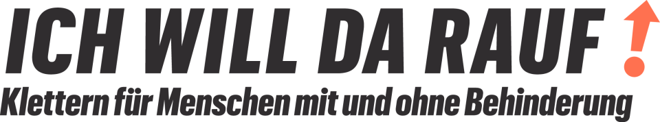 Das Logo von "Ich will da rauf!": Schriftzug in schwarzen Blockbuchstaben, gefolgt von einem orangen Rufzeichen, bestehend aus einem nach oben zeigenden Pfeil und einem Punkt. Darunter steht in schwarzen Druckbuchstaben: "Klettern für Menschen mit und ohne Behinderung"